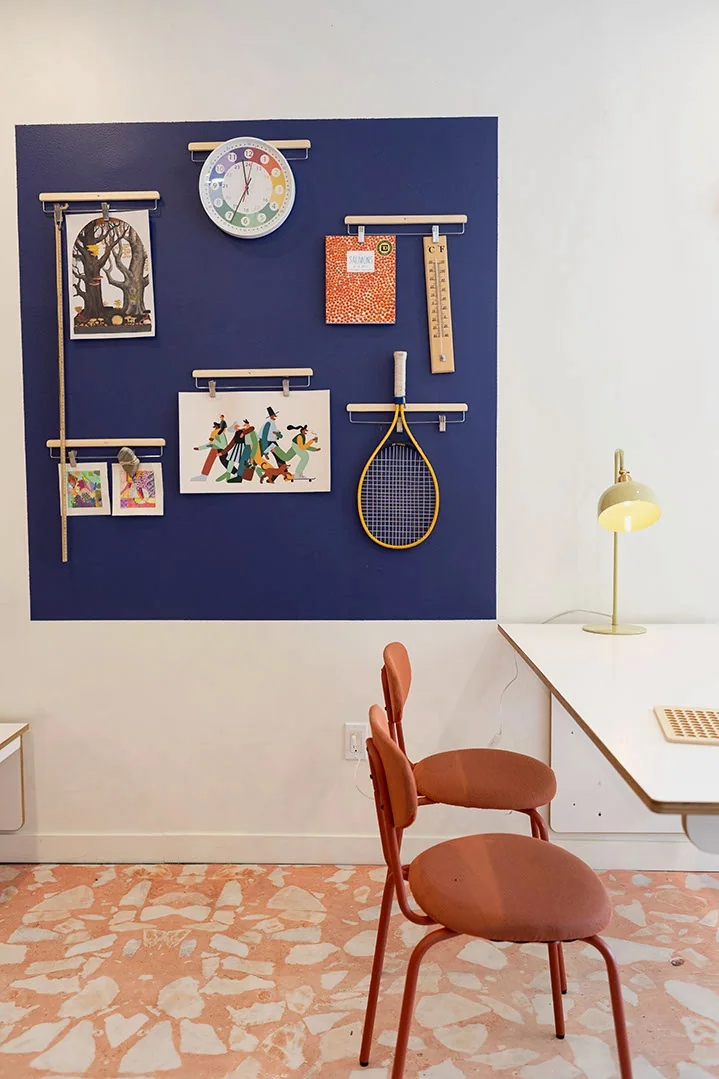 Espace de travail et mur d’activités du Centre HOPA.