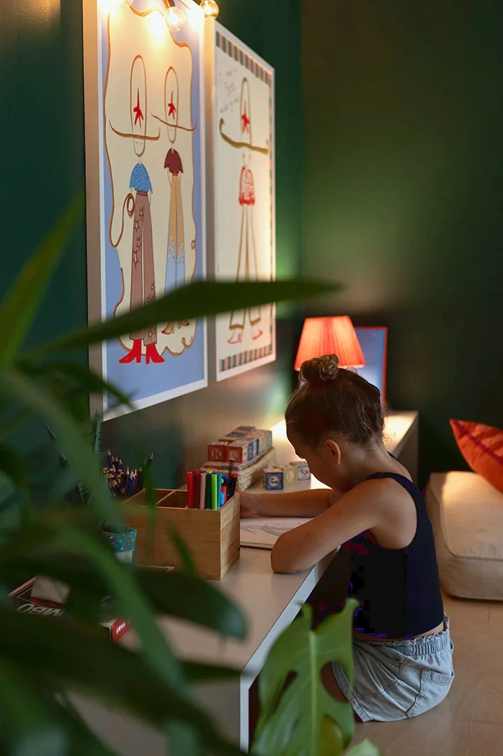 Jeune travaillant à un bureau du Centre HOPA.